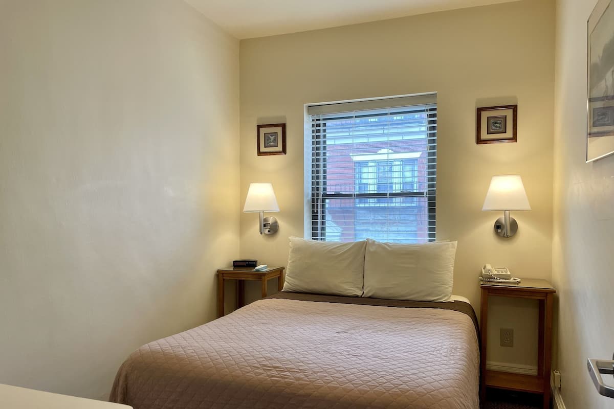 Chambre Simple, salle de bains commune