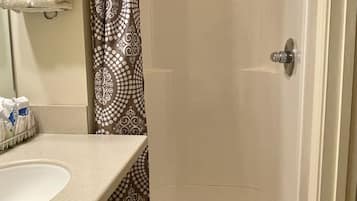 Premium Triple Room, Ensuite | Bathroom | Free toiletries, hair dryer, towels, soap