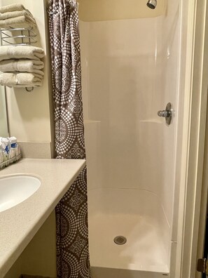 Habitación triple Premium, baño privado | Baño | Artículos de higiene personal gratuitos, secador de pelo y toallas