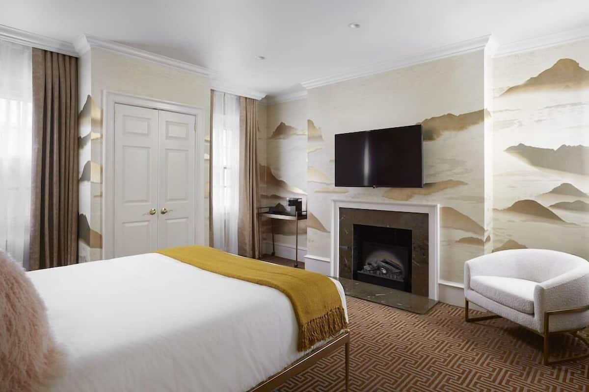 Premium bedding, in-room safe, blackout drapes, soundproofing