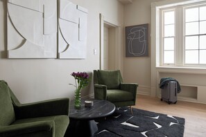 Apartment, 1 Queen Bed | Living area