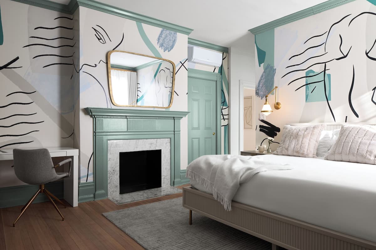 Premium bedding, in-room safe, individually decorated