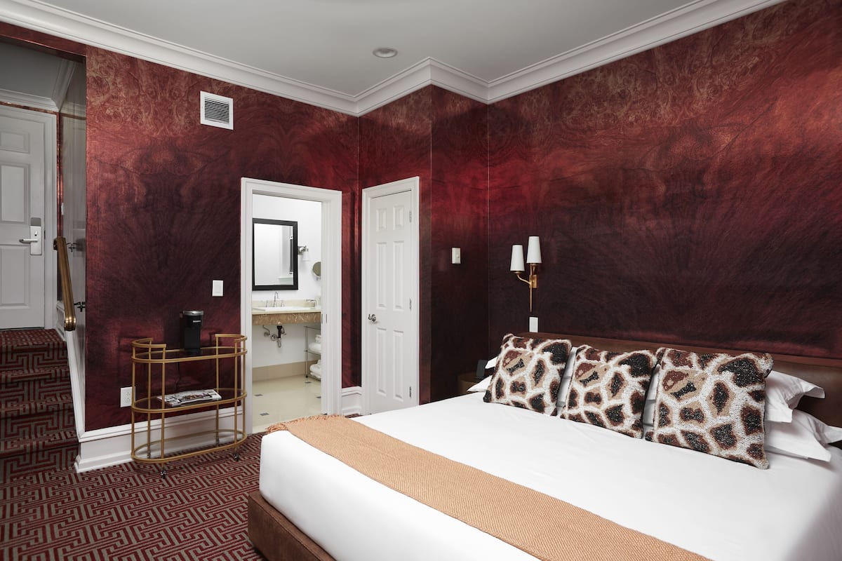 Premium bedding, in-room safe, individually decorated