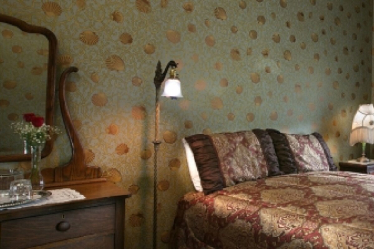 Individually decorated, iron/ironing board, free WiFi, bed sheets