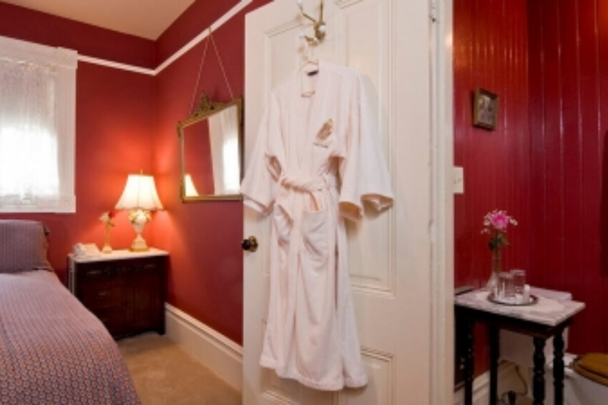 Individually decorated, iron/ironing board, free WiFi, bed sheets