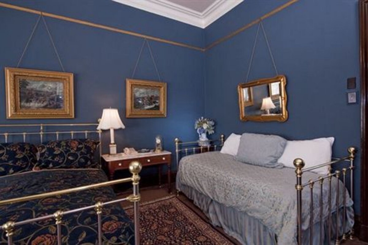 Individually decorated, iron/ironing board, free WiFi, bed sheets