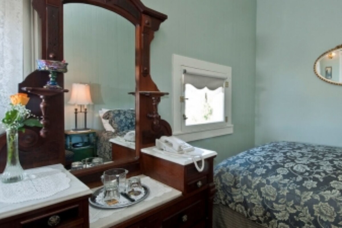 Individually decorated, iron/ironing board, free WiFi, bed sheets