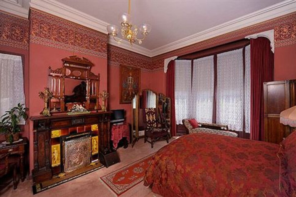 Individually decorated, iron/ironing board, free WiFi, bed sheets
