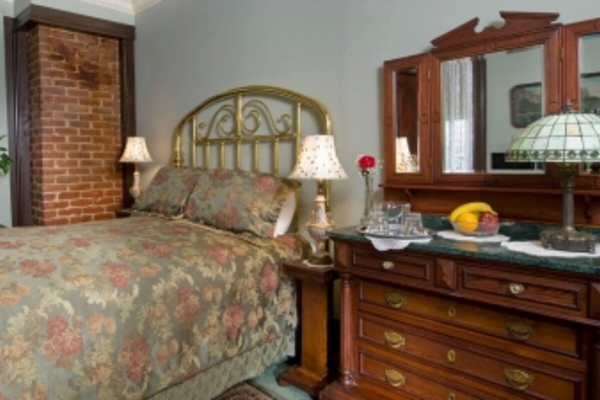 Individually decorated, iron/ironing board, free WiFi, bed sheets
