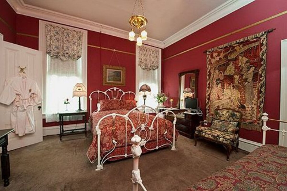 Individually decorated, iron/ironing board, free WiFi, bed sheets