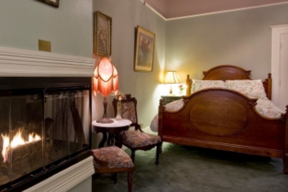 Individually decorated, iron/ironing board, free WiFi, bed sheets