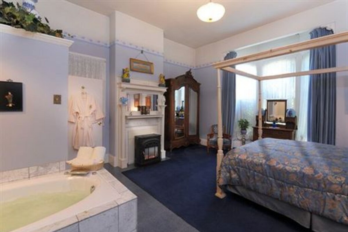 Individually decorated, iron/ironing board, free WiFi, bed sheets