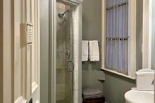 Chambre Simple Standard, salle de bains commune | Salle de bain
