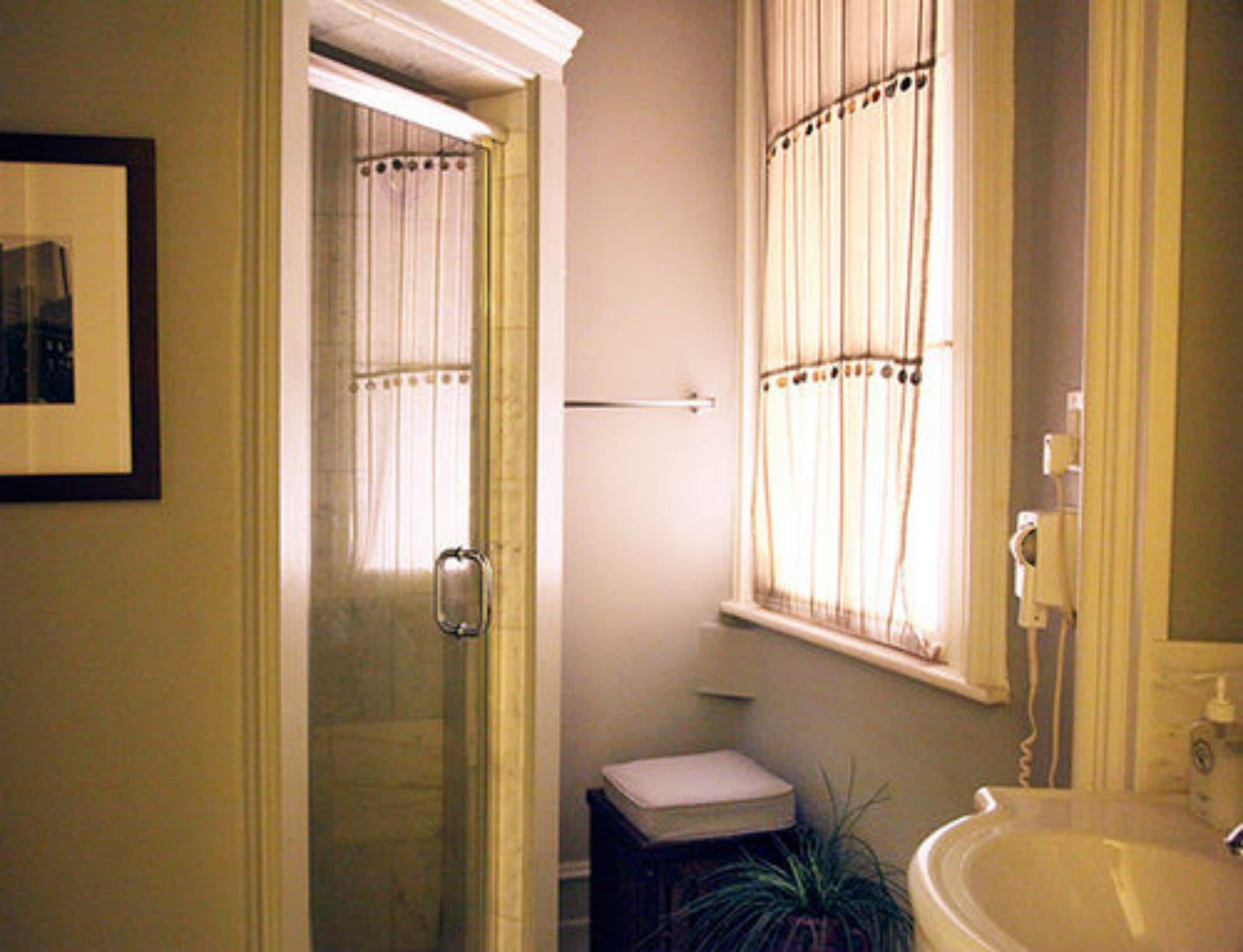 Un baño con ducha, inodoro y lavabo.