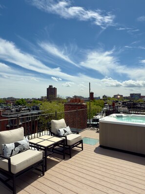 Outdoor spa tub - Clarendon Square (Boston)