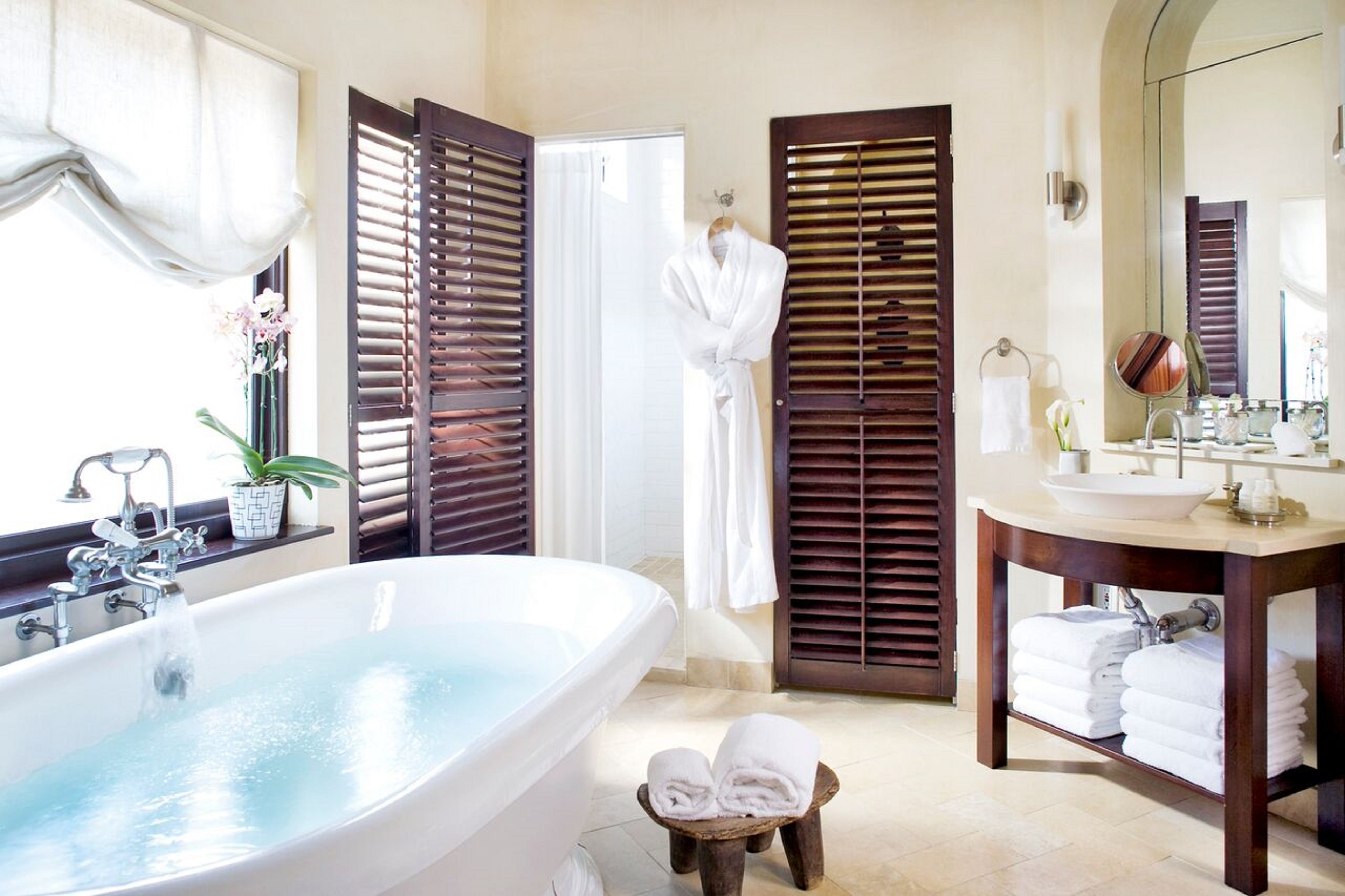 Premium bedding, down comforters, minibar, individually decorated