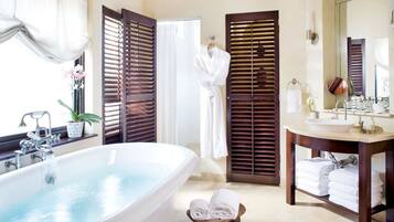 1 Schlafzimmer, hochwertige Bettwaren, Daunenbettdecken, Minibar