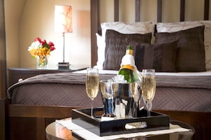 1 bedroom, premium bedding, down duvets, minibar