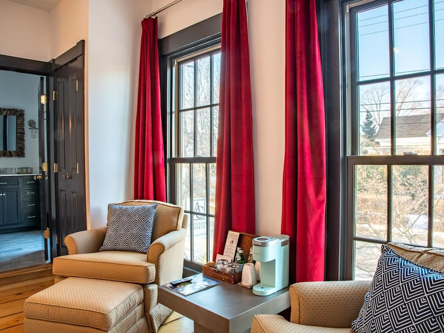 Deluxe-huone (Wide Berth) | Ylelliset vuodevaatteet, untuvapeitot, memory foam -patjalliset sängyt