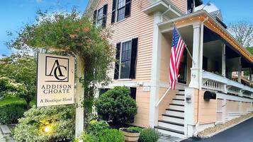 Een boetiekhotel met twee verdiepingen, met een bord waarop 'Addison Choate A Boutique Hotel' staat.