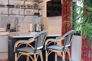 Suite Deluxe (Dog Watch Suite) | Sala d'estar | Televisor 