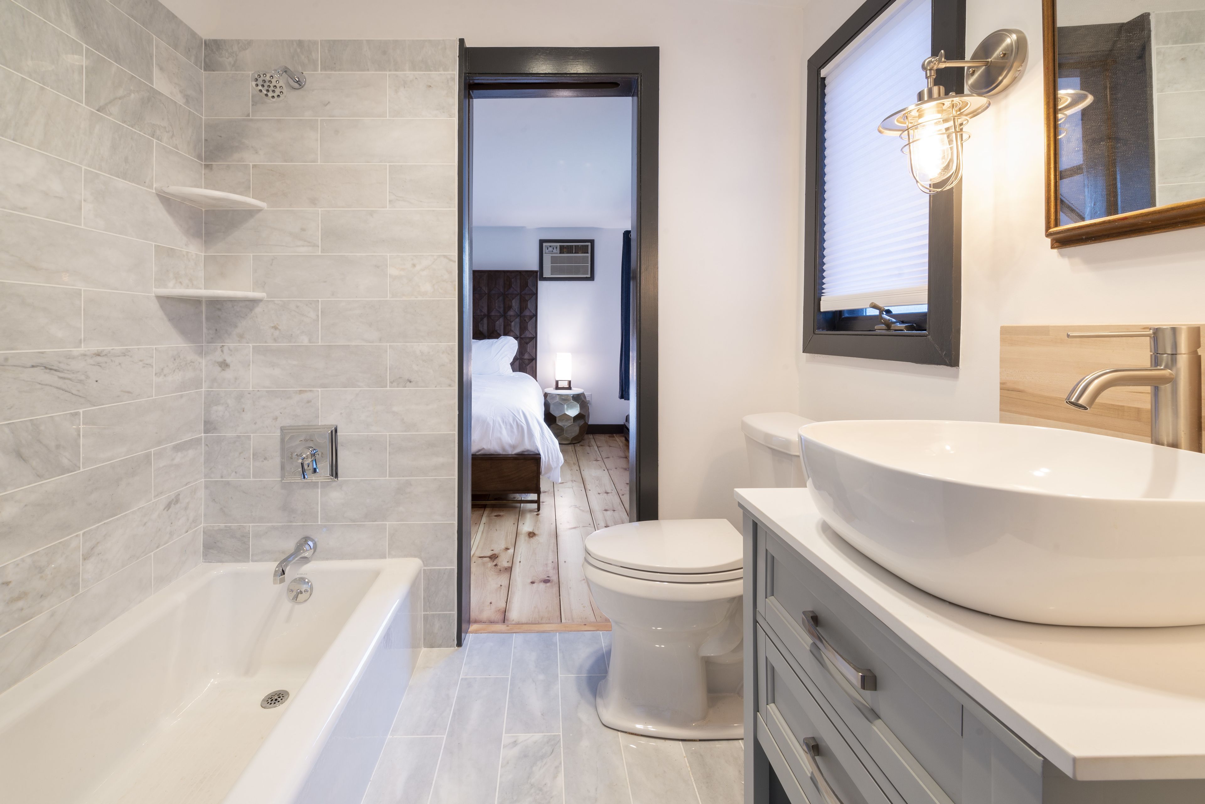 Suite Deluxe (Crow's Nest) | Baño | Regadera, amenidades de baño gratuitas, secadora de cabello, batas 