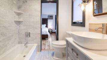 Suite Deluxe (Crow's Nest) | Baño | Regadera, amenidades de baño gratuitas, secadora de cabello, batas