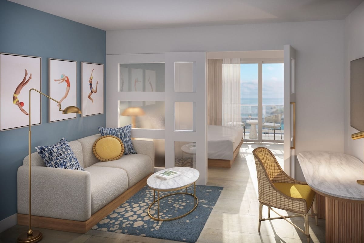 Un salón moderno con sofá, mesa de centro y vistas a la ciudad.