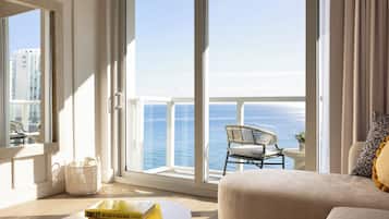 客房, 1 张特大床, 部分海洋景观 | 1 多间卧室、迷你吧、客房内保险箱、特色装修