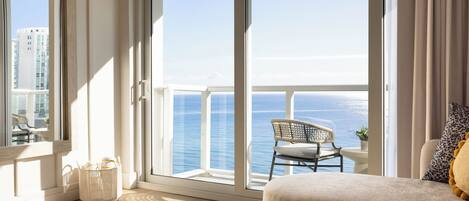 Huone, 1 suuri parisänky, osittainen valtamerinäköala | 1 makuuhuone, minibaari, tallelokero huoneessa