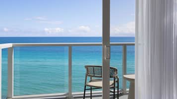 Premium kamer, 1 kingsize bed, uitzicht op oceaan | 1 slaapkamer, een minibar, een kluis op de kamer