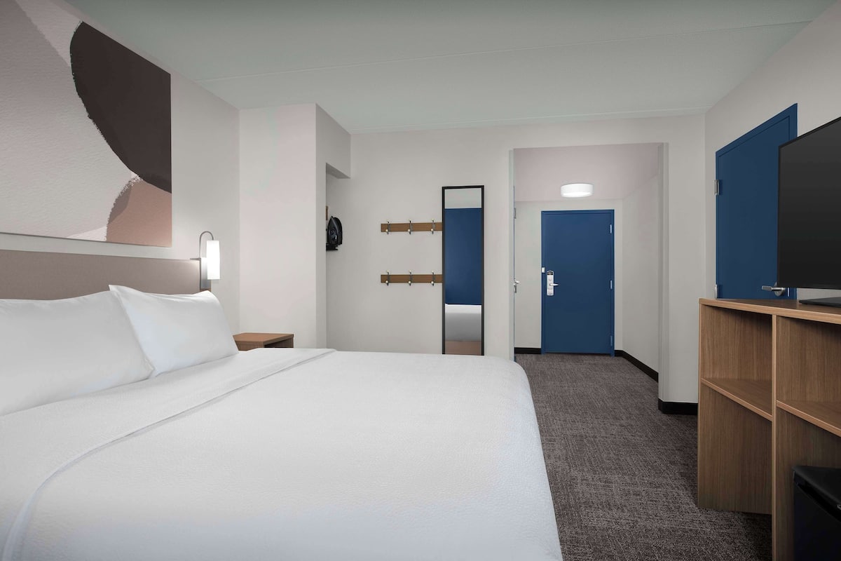 Kamer, 1 kingsize bed met slaapbank, toegankelijk voor mindervaliden (Hearing) | Luxe beddengoed, een bureau, een laptopwerkplek