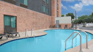 Alberca al aire libre, acceso de 10:00 a 22:00, y camastros
