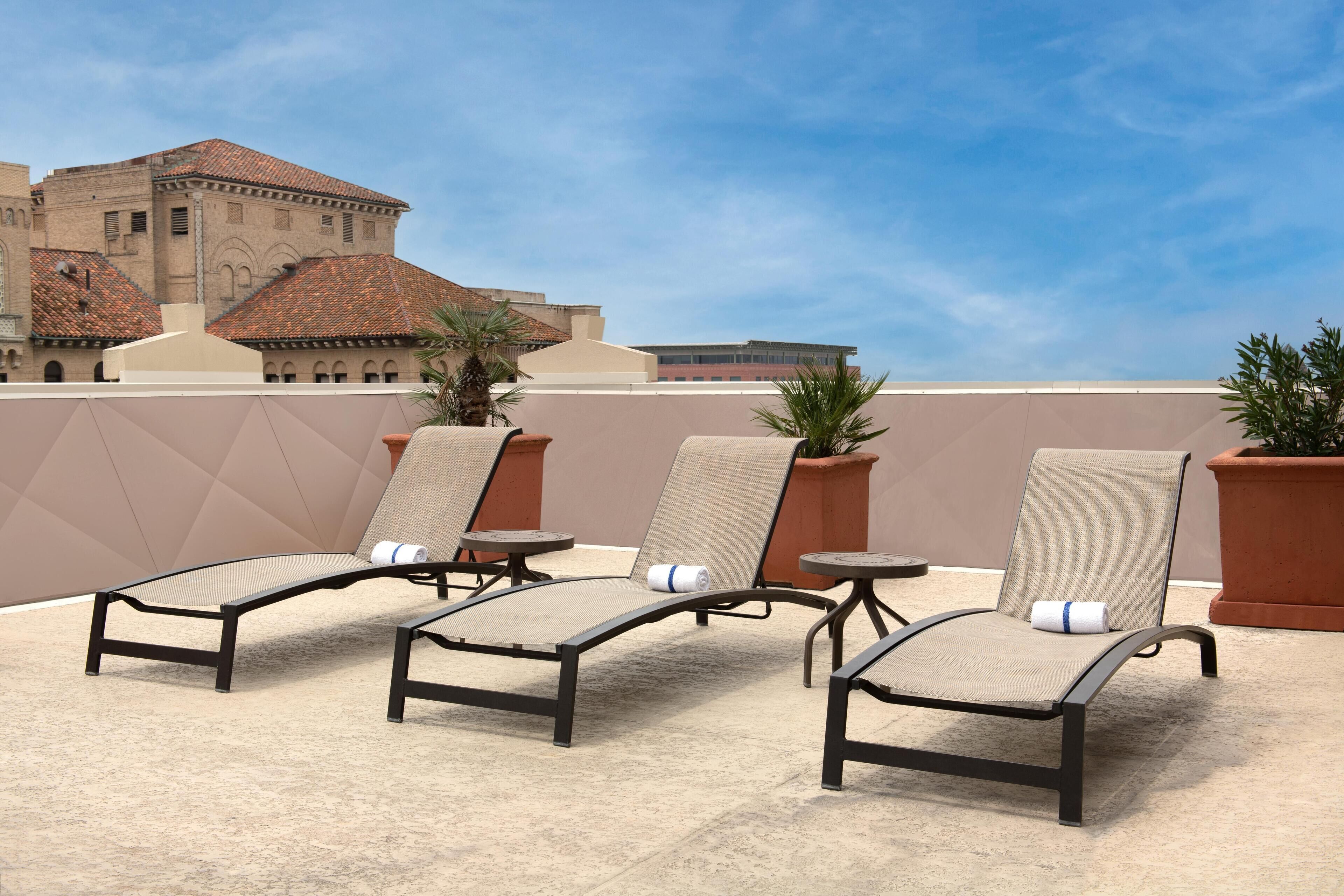 Piscine extérieure, chaises longues