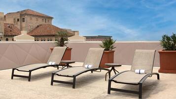 Piscine extérieure, chaises longues