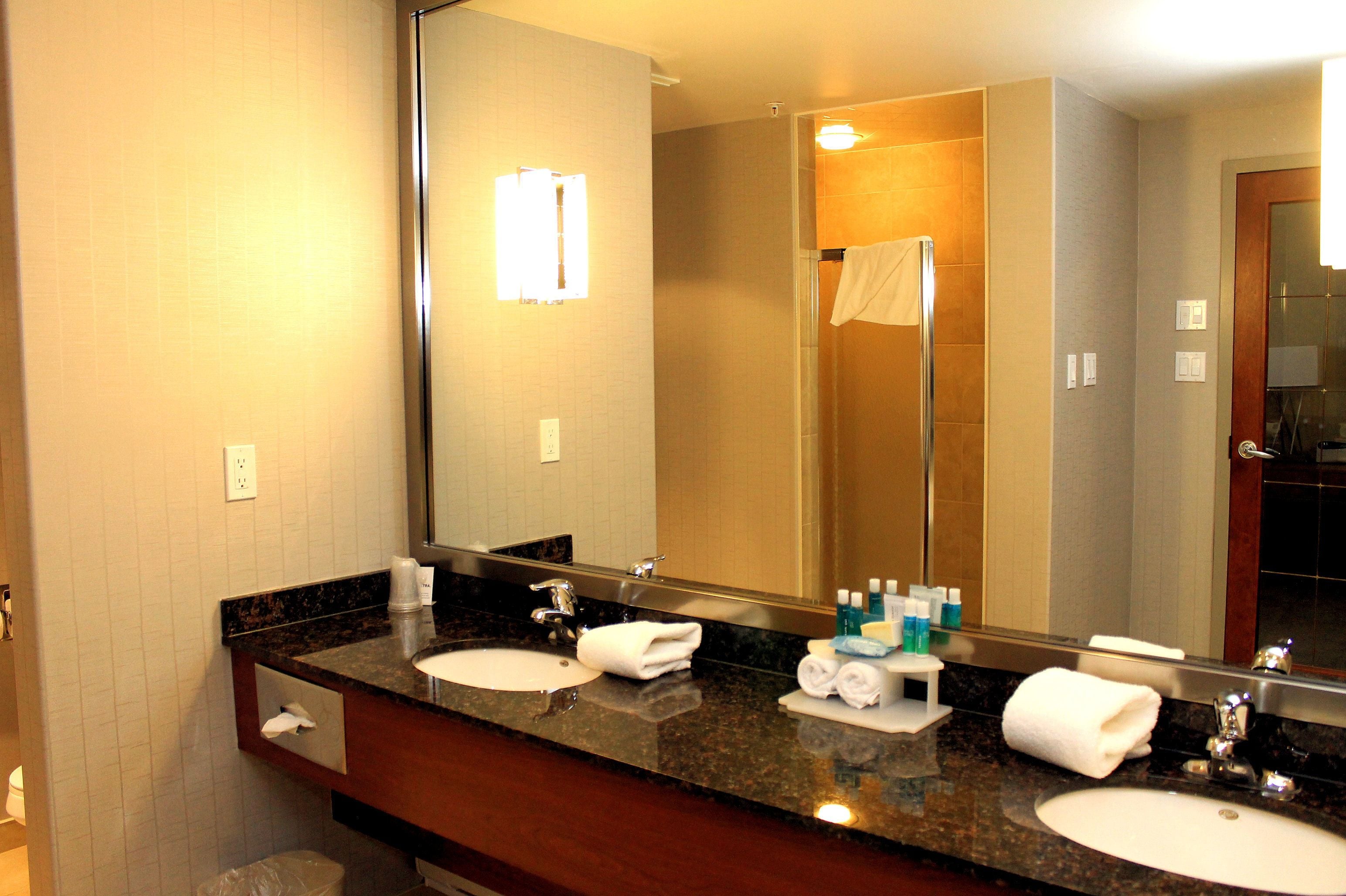 suite, 1 queen bed, non smoking | bathroom | combined shower/bathtub, free toiletries, hair dryer, towels