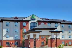 Exterior - Holiday Inn Express & Suites Sherwood Park-Edmonton Area by IHG (Sherwood Park)