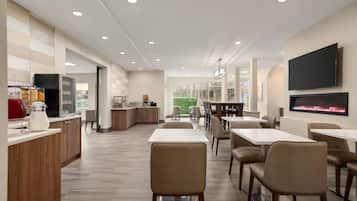 Café da manhã com buffet grátis todos os dias