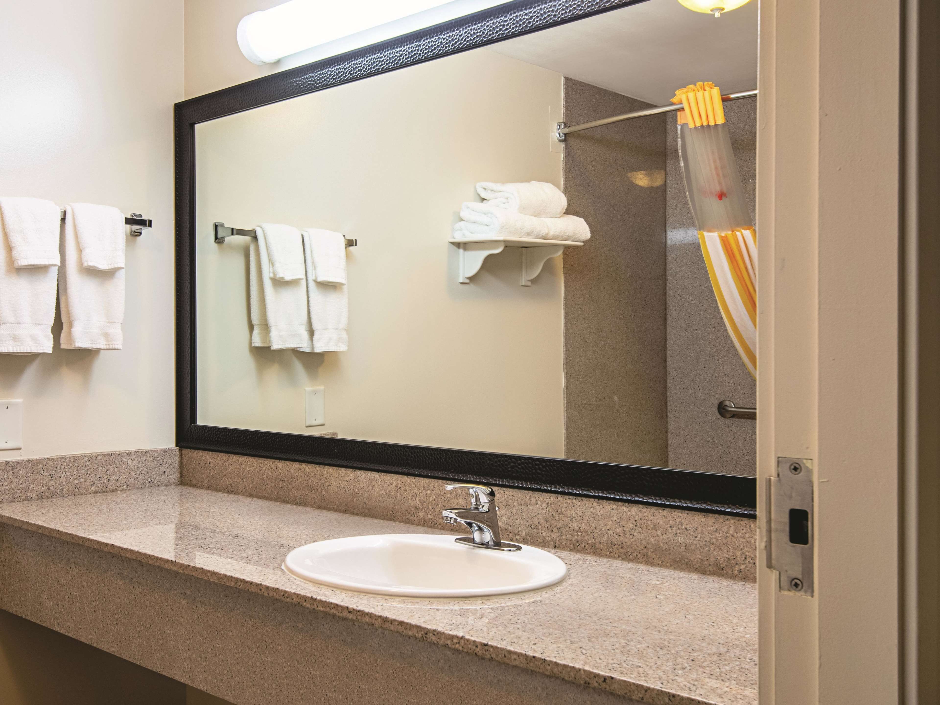 deluxe room, 1 king bed, non smoking, mountain view (deluxe executive room) | premium bedding, pillow-top beds, in-room safe, desk