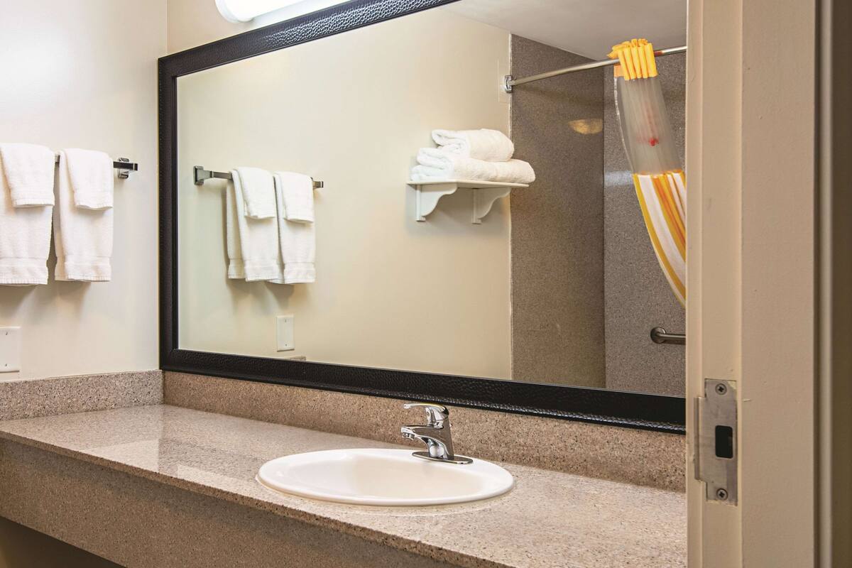 deluxe room, 1 king bed, non smoking, mountain view (deluxe executive room) | premium bedding, pillow-top beds, in-room safe, desk