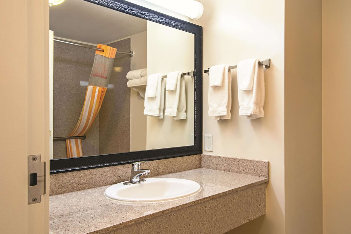 premium bedding, pillow-top beds, in-room safe, desk