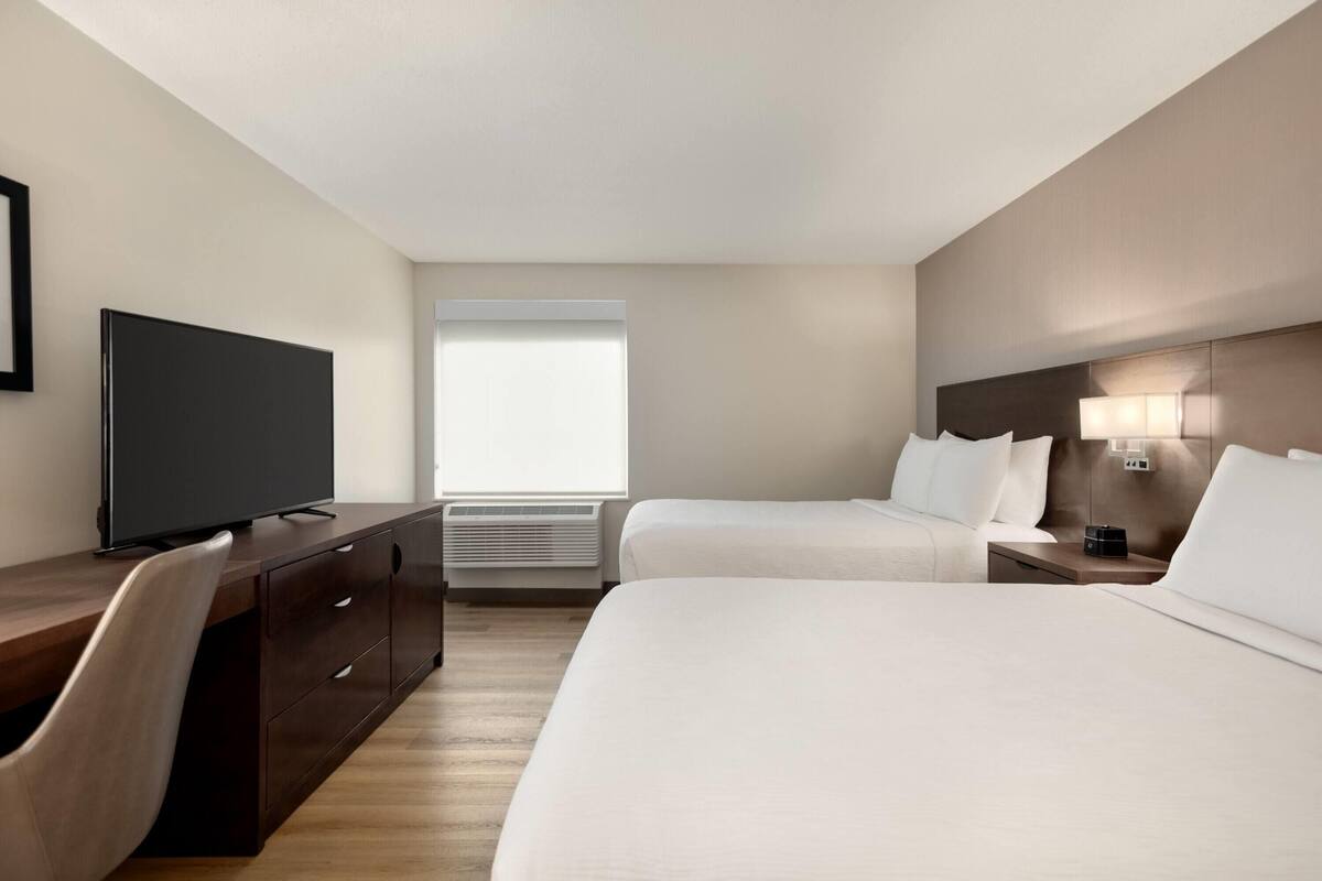 Habitación, 2 camas dobles, no fumadores, vistas a la ciudad | Ropa de cama de alta calidad y colchones con acolchado adicional