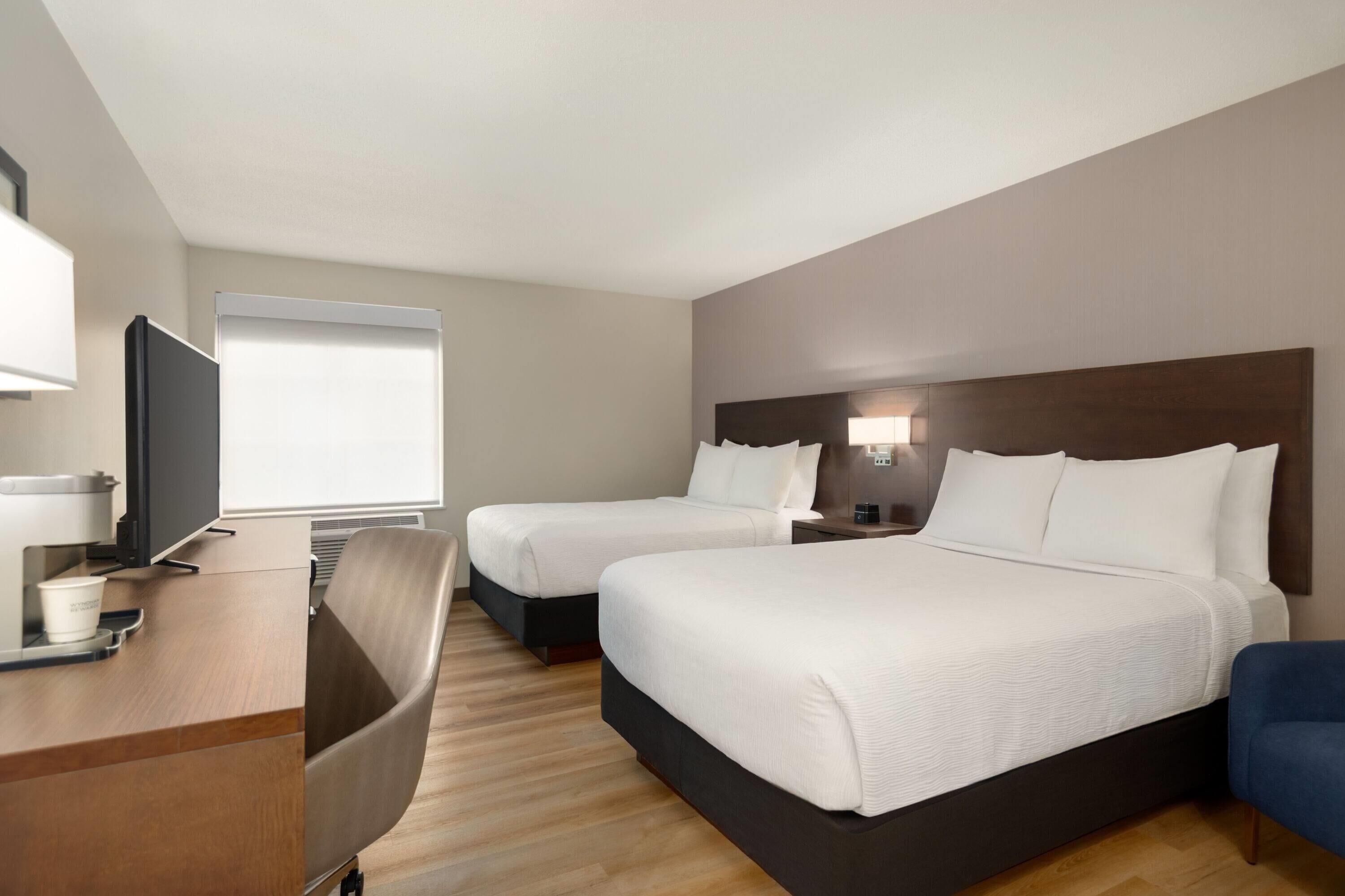 Rom, 2 dobbeltsenger, ikke-røyk, byutsikt | Sengetøy av topp kvalitet, senger med overmadrass og safe på rommet