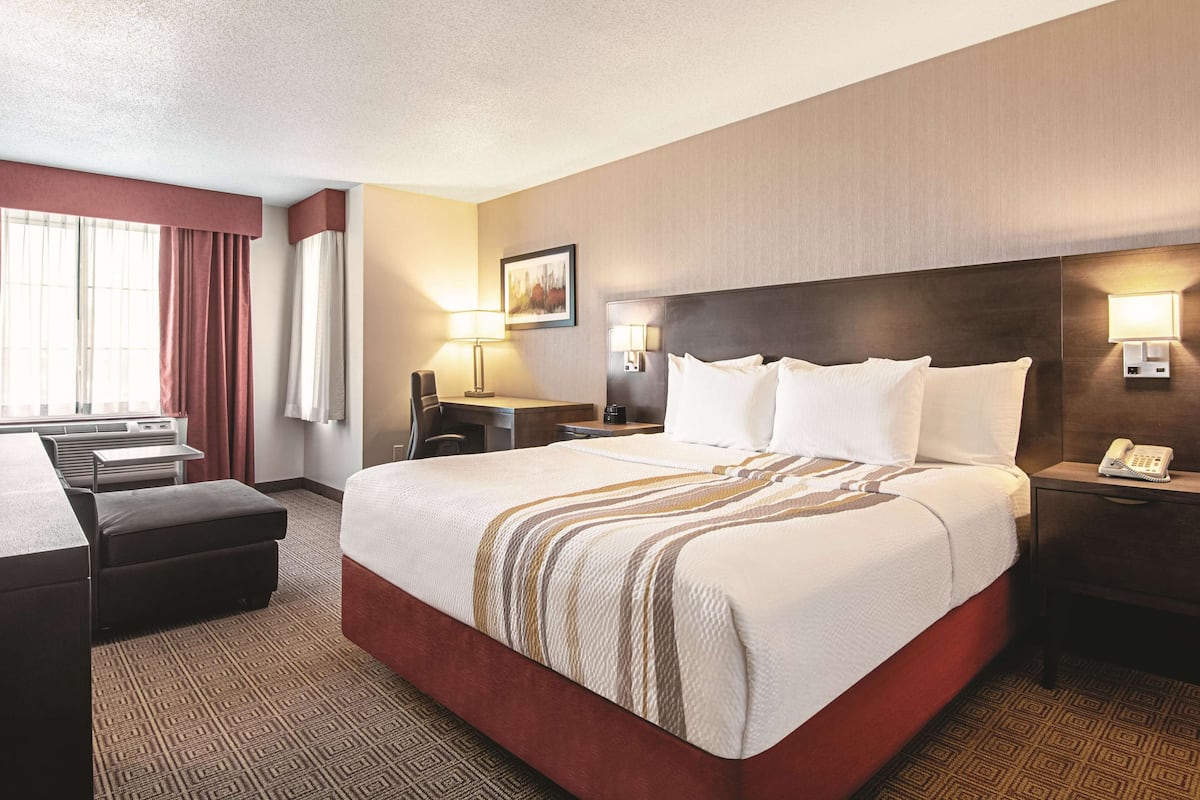 Deluxe Room, 1 King Bed, Non Smoking, Mountain View (Deluxe Executive Room) | Premium bedding, pillow-top beds, in-room safe, desk