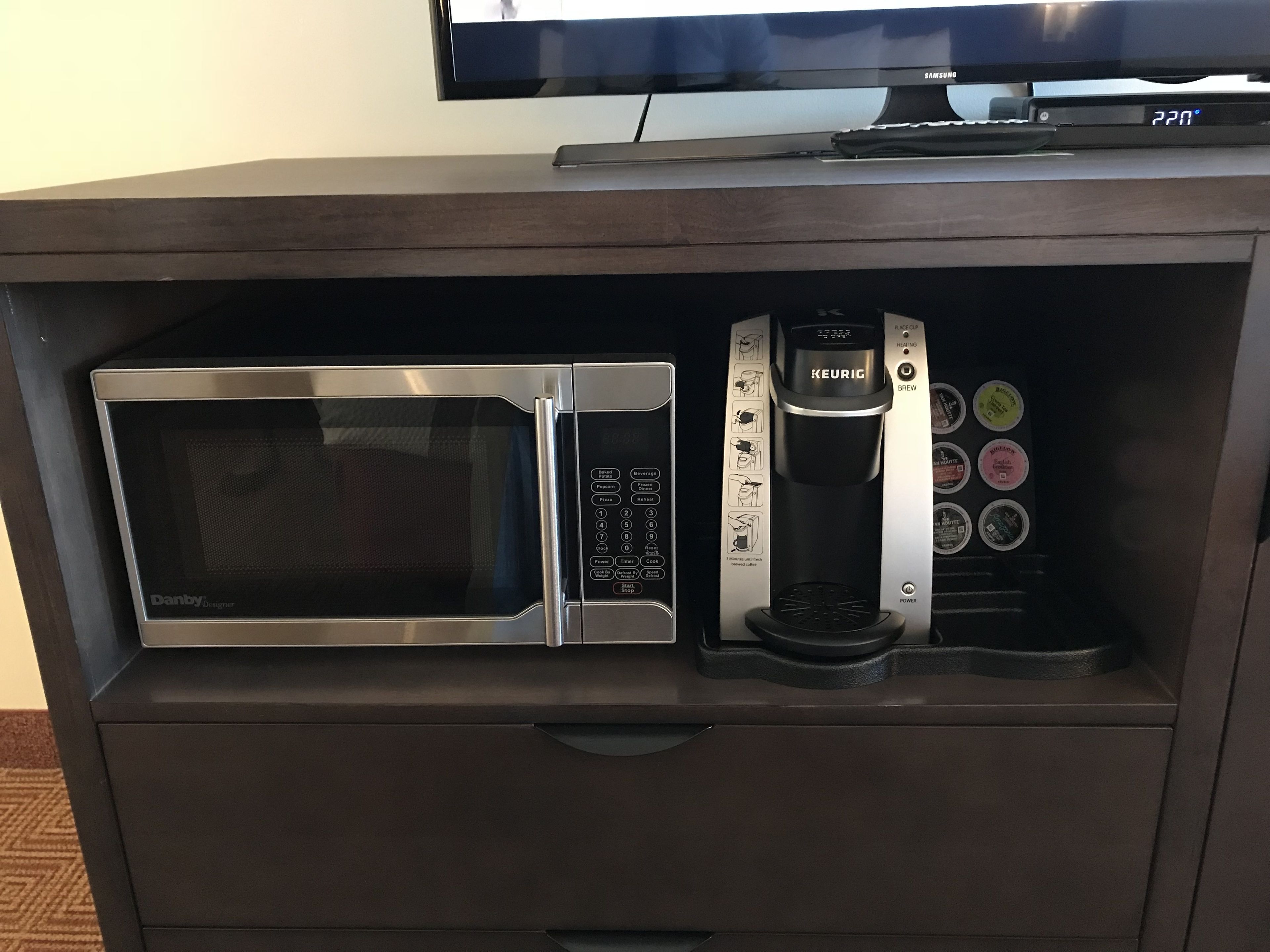 deluxe room, 1 king bed, non smoking, mountain view (deluxe executive room) | premium bedding, pillow-top beds, in-room safe, desk