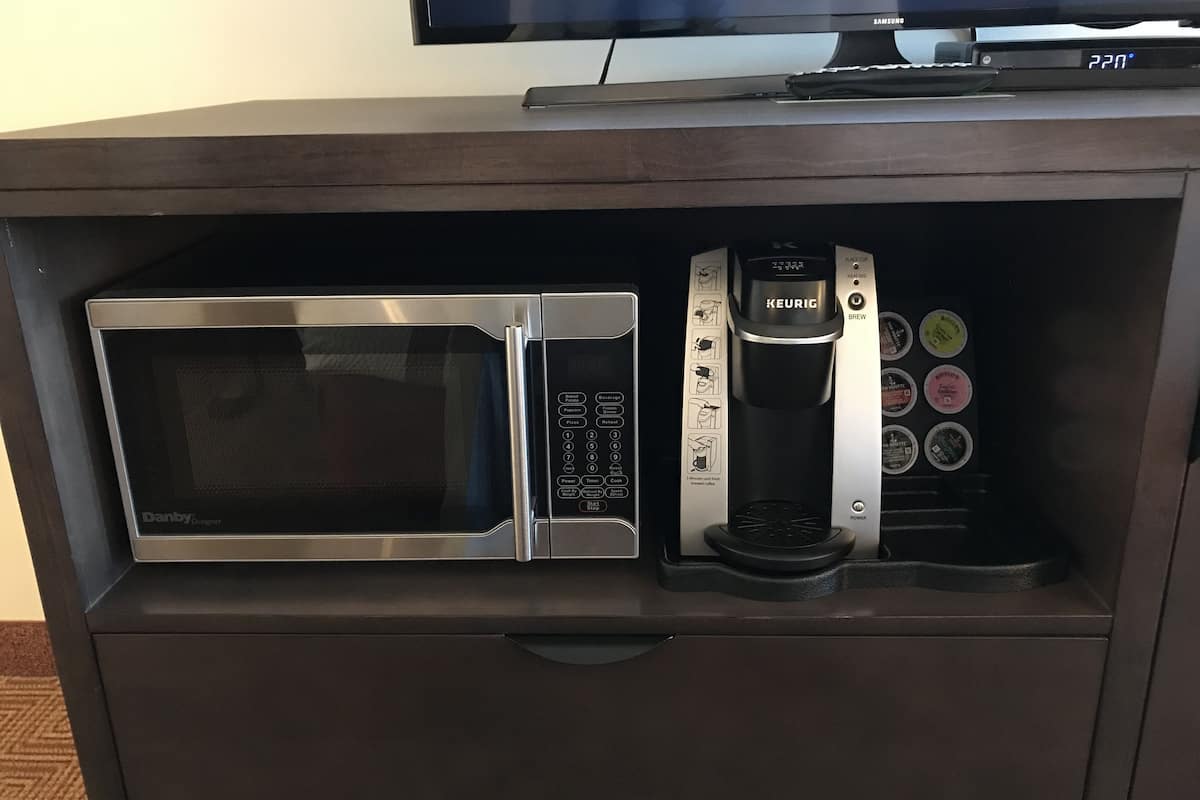 deluxe room, 1 king bed, non smoking, mountain view (deluxe executive room) | premium bedding, pillow-top beds, in-room safe, desk