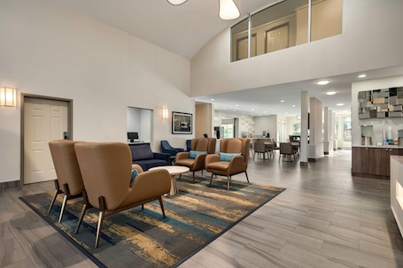 Lobby. La Quinta Inn by Wyndham Vancouver Airport