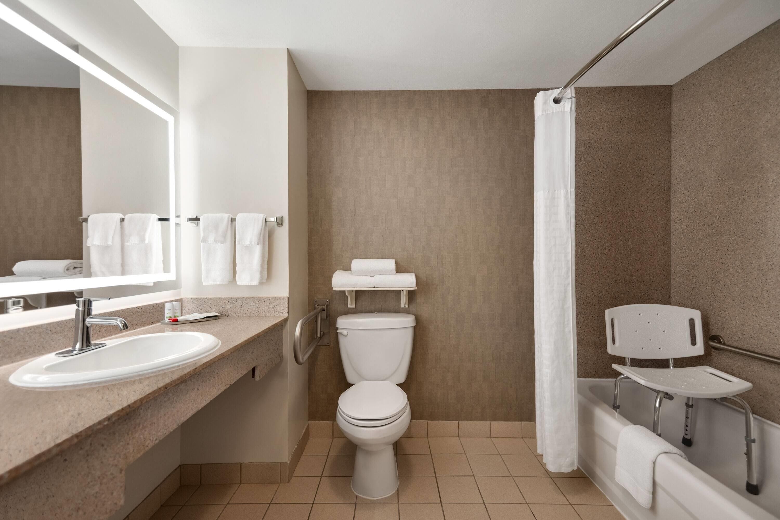 Une salle de bain moderne avec un lavabo, des toilettes et une douche.