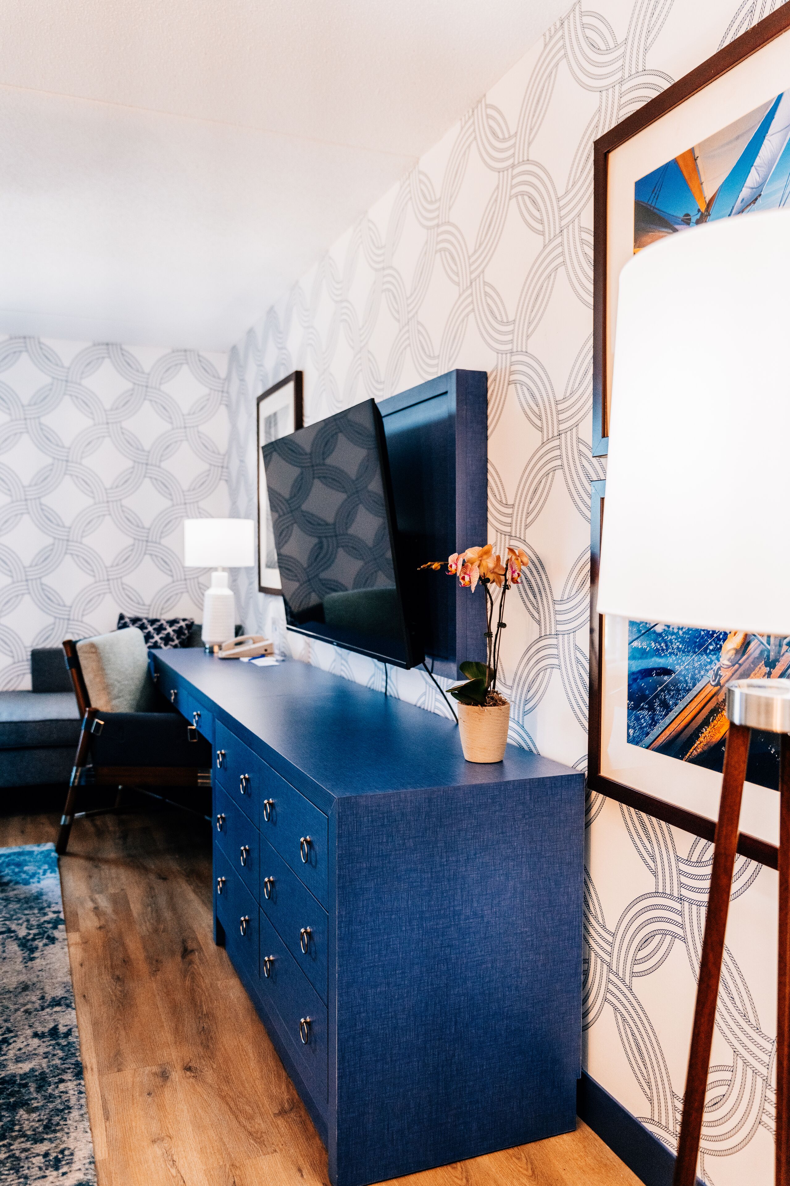 deluxe room, 1 king bed, refrigerator & microwave | 1 bedroom, premium bedding, in-room safe, laptop workspace