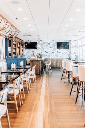 Breakfast, lunch and dinner served - Salem Waterfront Hotel & Suites (Salem)